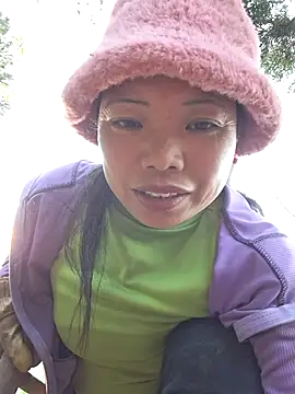 Snapshot of miomio-12 chatting on 12.15.25 miomio-12 online show from 12.15.25