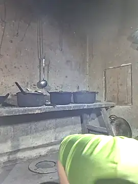 Snapshot of miomio-12 chatting on 12.17.25 miomio-12 online show from 12.17.25