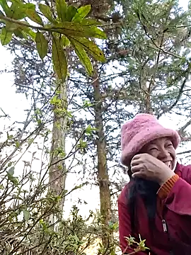 Snapshot of miomio-12 chatting on 12.19.25 miomio-12 online show from 12.19.25