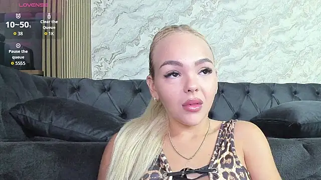 Snapshot of Daisy_Abby03 chatting on 10.11.25 Daisy Abby03 online show from 10.11.25