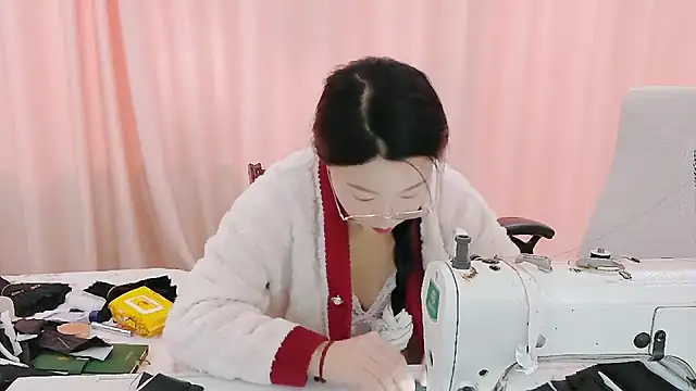 Snapshot of CCOO520 chatting on 10.27.25 CCOO520 online show from 10.27.25