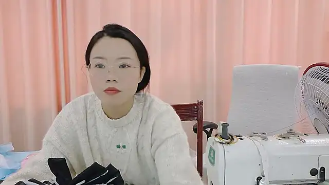 Snapshot of CCOO520 chatting on 10.29.25 CCOO520 online show from 10.29.25