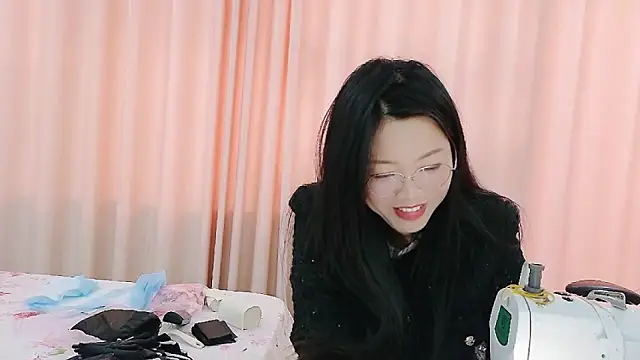 Snapshot of CCOO520 chatting on 10.31.25 CCOO520 online show from 10.31.25