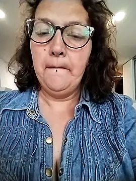 Snapshot of -saraqueen- chatting on 10.16.25 -saraqueen- online show from 10.16.25