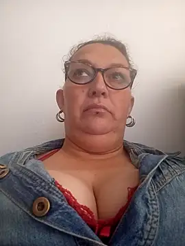 Snapshot of -saraqueen- chatting on 10.24.25 -saraqueen- online show from 10.24.25