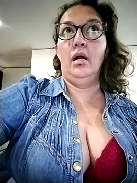 Snapshot of -saraqueen- chatting on 11.14.25 -saraqueen- online show from 11.14.25