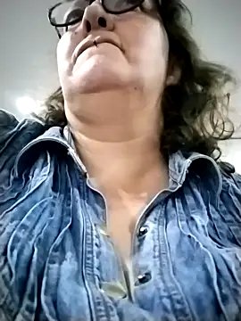 Snapshot of -saraqueen- chatting on 11.28.25 -saraqueen- online show from 11.28.25