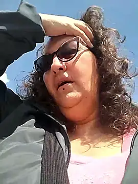 Snapshot of -saraqueen- chatting on 12.01.25 -saraqueen- online show from 12.01.25