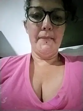 Snapshot of -saraqueen- chatting on 12.19.25 -saraqueen- online show from 12.19.25