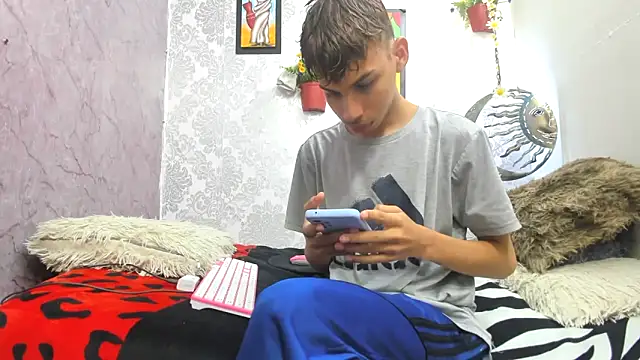 Snapshot of sexyboys_cutex18 chatting on 11.15.25 sexyboys cutex18 online show from 11.15.25