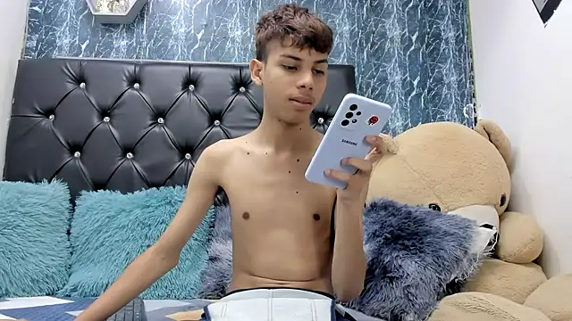 Snapshot of sexyboys_cutex18 chatting on 11.24.25 sexyboys cutex18 online show from 11.24.25