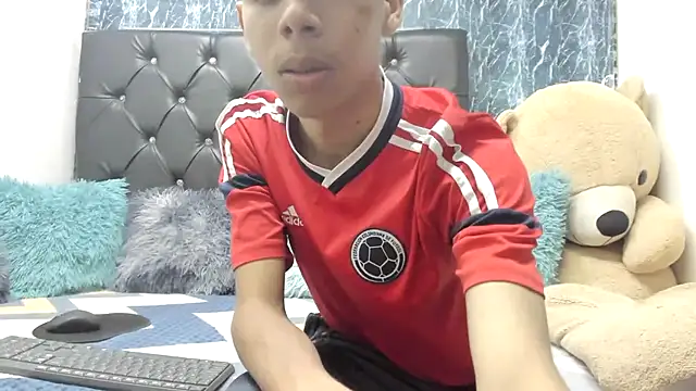 Snapshot of sexyboys_cutex18 chatting on 11.26.25 sexyboys cutex18 online show from 11.26.25