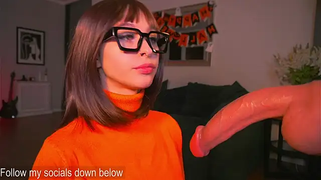 karolineneuer  online show from 10.27.25