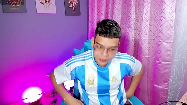 Snapshot of alex_boyy chatting on 10.05.25 alex boyy online show from 10.05.25