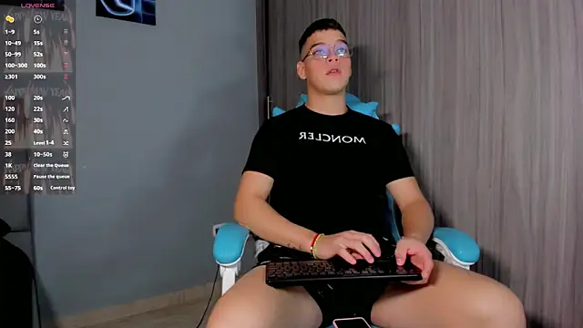 Snapshot of alex_boyy chatting on 10.10.25 alex boyy online show from 10.10.25