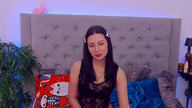 MaeAnna online show from 11.02.25