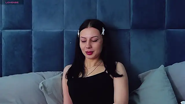 MaeAnna online show from 11.19.25