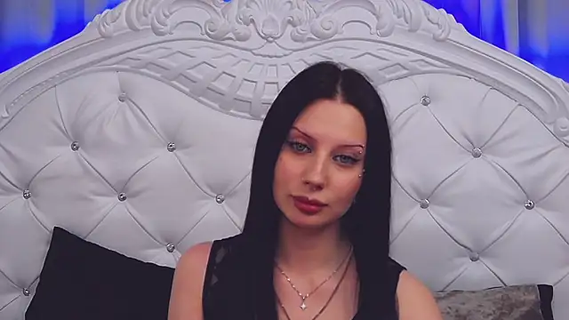 MaeAnna online show from 12.18.25