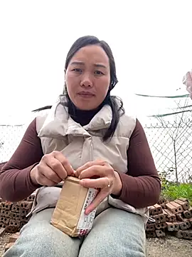 Snapshot of Pii_x chatting on 12.04.25 Pii x online show from 12.04.25