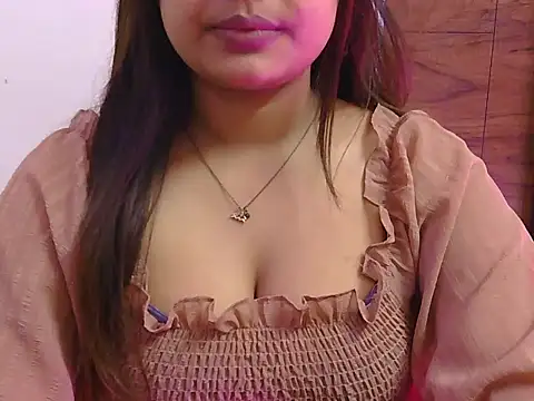 Snapshot of cute_zaraa chatting on 12.04.25 cute zaraa online show from 12.04.25