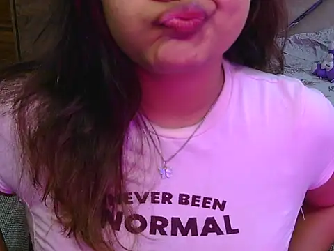 Snapshot of cute_zaraa chatting on 12.17.25 cute zaraa online show from 12.17.25