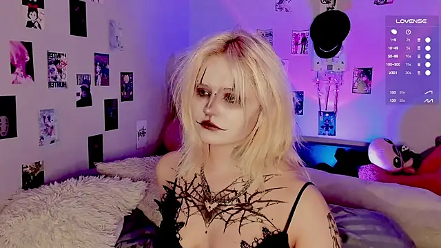 Snapshot of bixxxiz chatting on 10.25.25 bixxxiz online show from 10.25.25