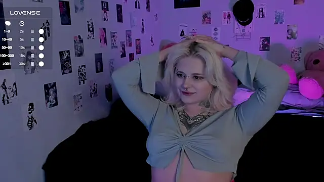 Snapshot of bixxxiz chatting on 11.13.25 bixxxiz online show from 11.13.25