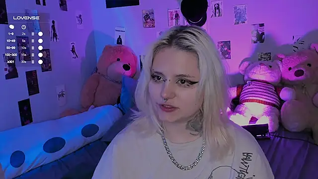 Snapshot of bixxxiz chatting on 11.17.25 bixxxiz online show from 11.17.25