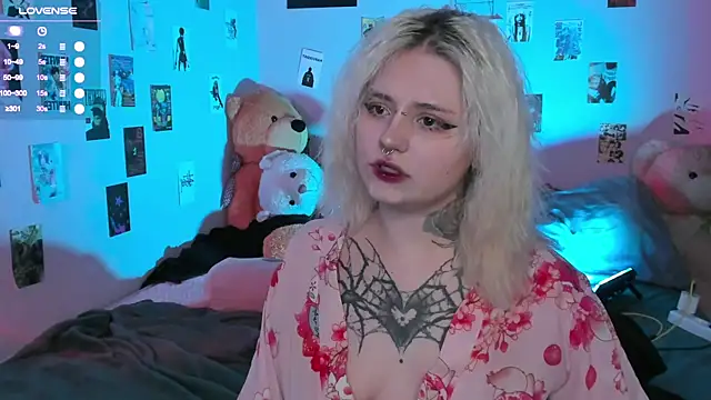 Snapshot of bixxxiz chatting on 11.25.25 bixxxiz online show from 11.25.25