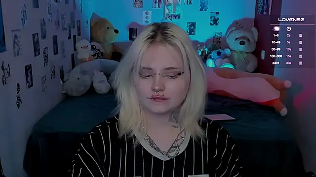 Snapshot of bixxxiz chatting on 11.28.25 bixxxiz online show from 11.28.25