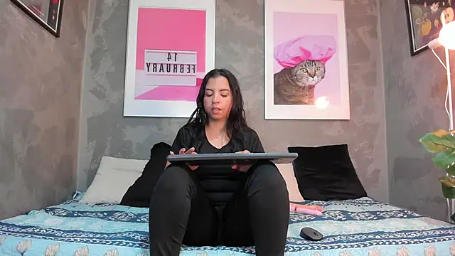 Snapshot of MiaNyxara_dh chatting on 10.27.25 MiaNyxara dh online show from 10.27.25