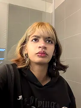 Snapshot of sukulaurens chatting on 11.03.25 sukulaurens online show from 11.03.25