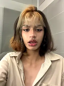 Snapshot of sukulaurens chatting on 11.07.25 sukulaurens online show from 11.07.25