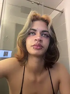 Snapshot of sukulaurens chatting on 11.14.25 sukulaurens online show from 11.14.25