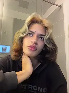 Snapshot of sukulaurens chatting on 11.18.25 sukulaurens online show from 11.18.25