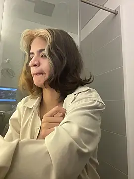 Snapshot of sukulaurens chatting on 11.19.25 sukulaurens online show from 11.19.25