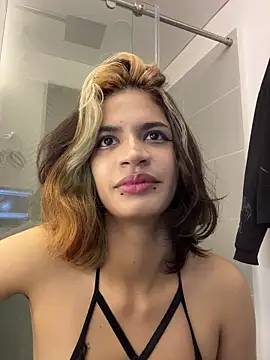 Snapshot of sukulaurens chatting on 11.21.25 sukulaurens online show from 11.21.25