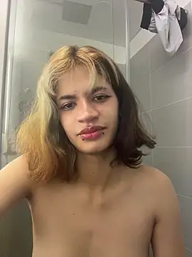 Snapshot of sukulaurens chatting on 11.22.25 sukulaurens online show from 11.22.25