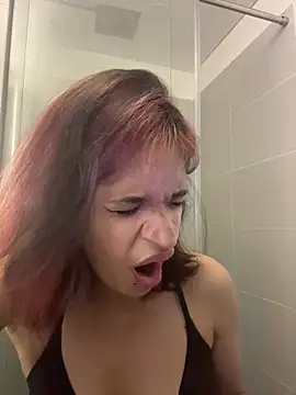 Snapshot of sukulaurens chatting on 12.16.25 sukulaurens online show from 12.16.25