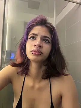 Snapshot of sukulaurens chatting on 12.19.25 sukulaurens online show from 12.19.25