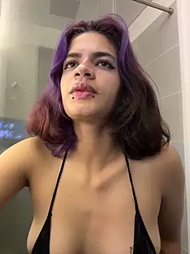 Snapshot of sukulaurens chatting on 12.20.25 sukulaurens online show from 12.20.25