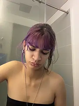 Snapshot of sukulaurens chatting on 12.22.25 sukulaurens online show from 12.22.25