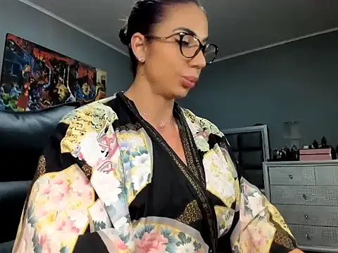 Alesyamuscledollxh online show from 11.28.25