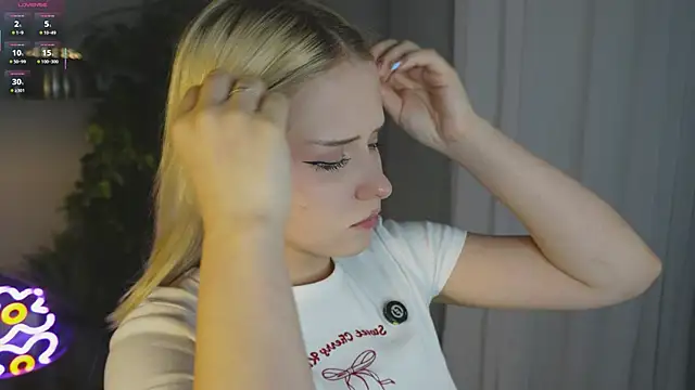 Snapshot of Mol_l_y chatting on 10.17.25 Mol l y online show from 10.17.25