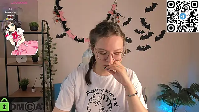 Nuura Moore online show from 11.06.25