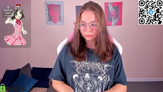 Nuura Moore online show from 11.12.25