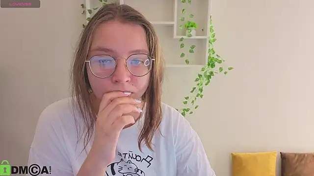 Nuura Moore online show from 12.04.25