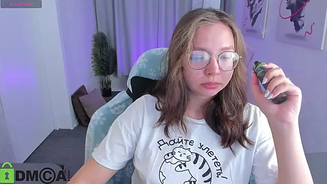 Nuura Moore online show from 12.18.25