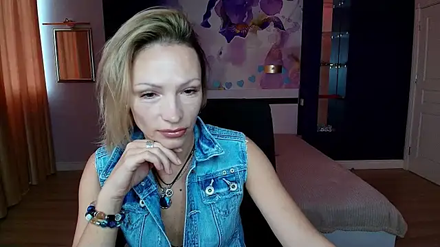 AlinaMoor online show from 10.28.25