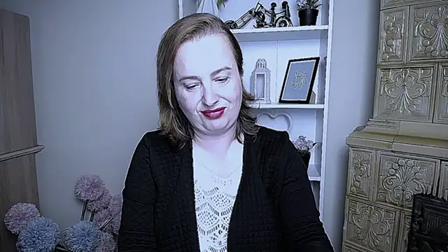 Snapshot of HelenFl chatting on 10.11.25 HelenFl online show from 10.11.25